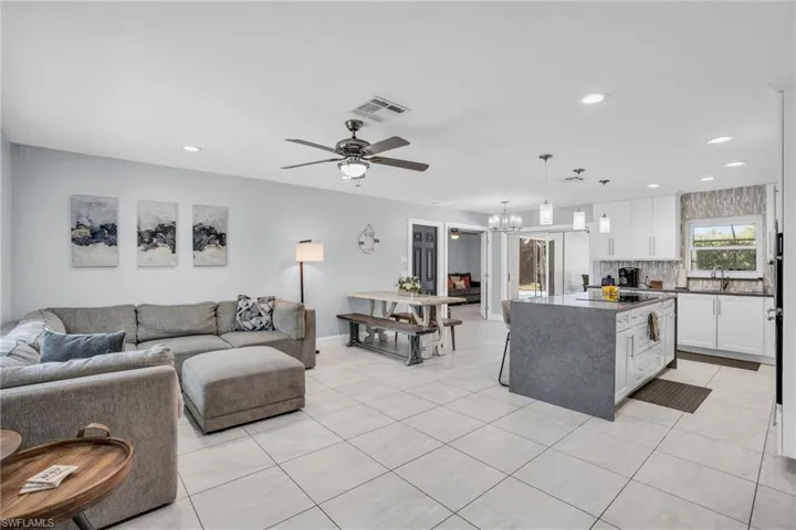 Spacious Living/Dining area!!