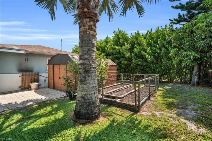 130  Mentor  DR, Naples, FL 34110