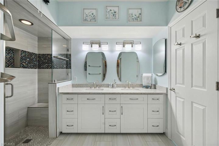Beautifully renovated master bath!