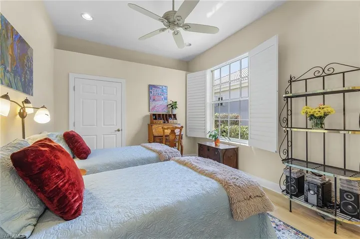 Guest bedroom with twin beds
