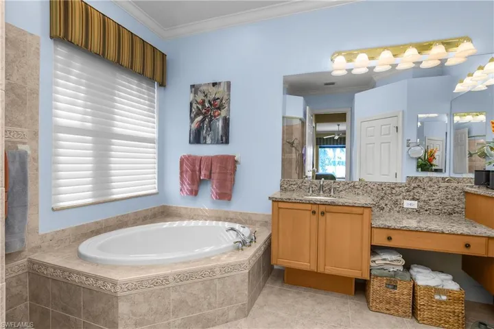 Soaking tub in master bath