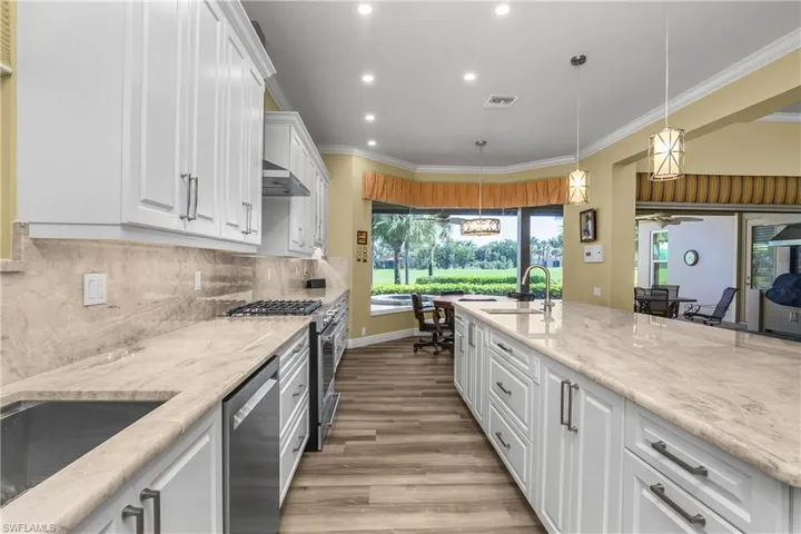 Okay, gourmet chef, let's get to work...plenty of well-organized space for food preparation and storage of what's needed.