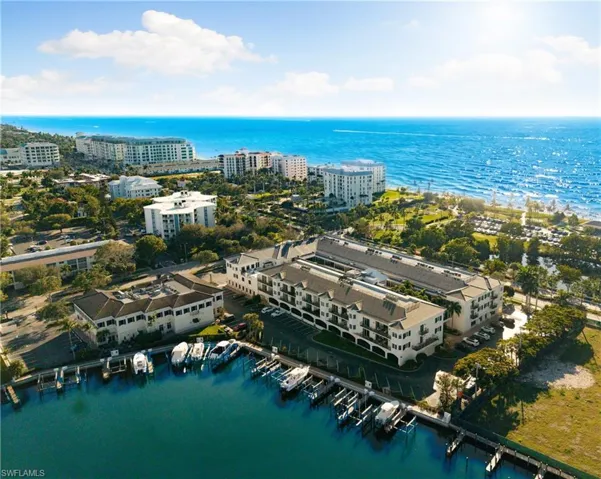 Charleston Square is ideally positioned between Naples Bay and the Gulf of Mexico, just steps from Lowdermilk Beach.