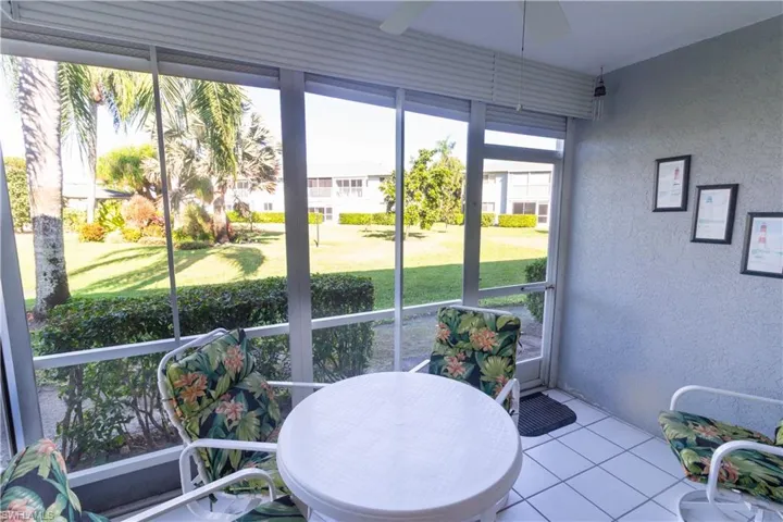 Sunroom / solarium featuring a ceiling fan