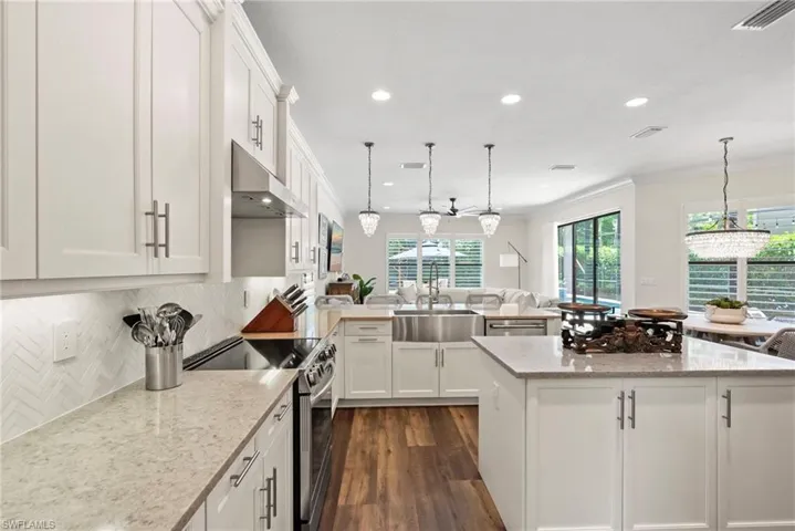 13764  Luna  DR, Naples, FL 34109