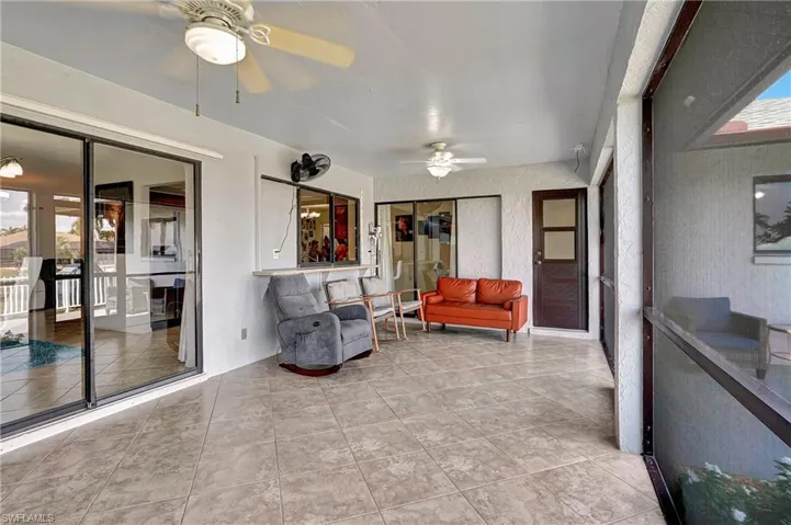 Large lanai with pass through window. Tacos anyone?