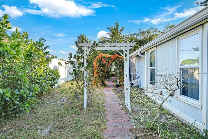 1366  Trail Terrace  DR, Naples, FL 34103