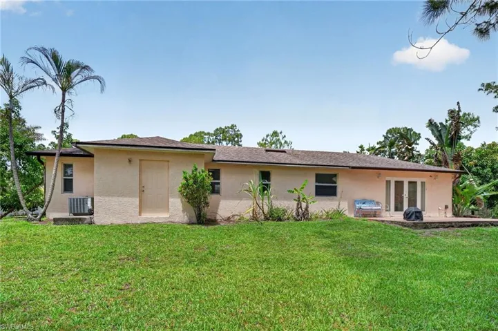 590 6th St Ne, Naples, Florida 34120