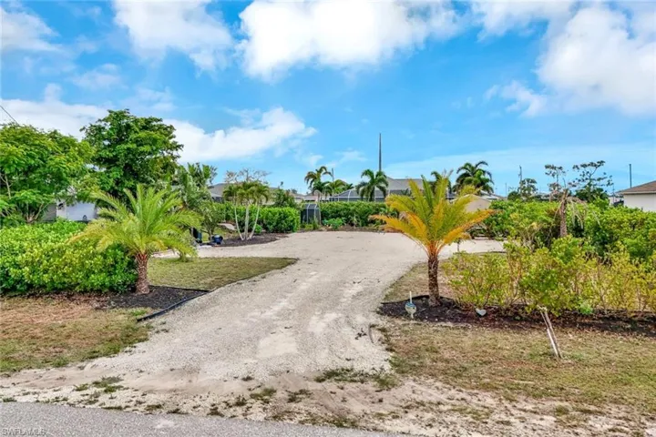 View of dirt / gravel driveway
