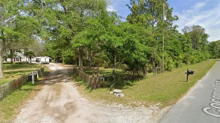 View of dirt / gravel driveway
