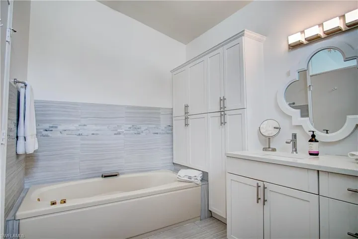jetted tub and lots of storage, luxury towels provided