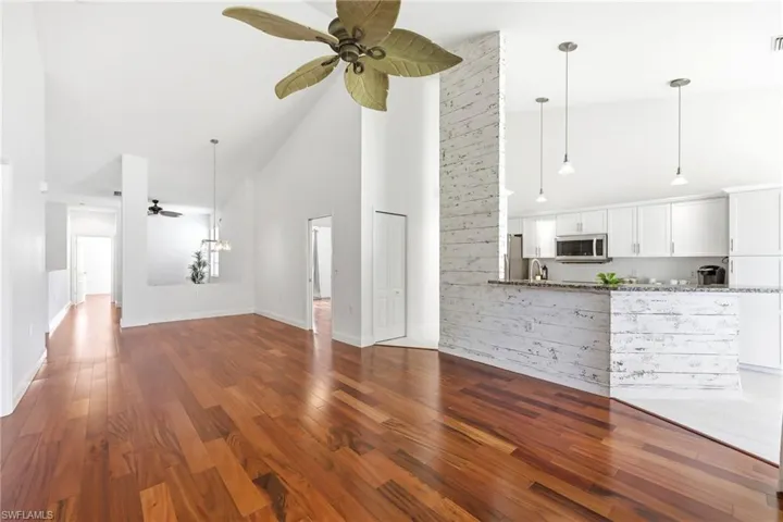 275  Cays  DR, Naples, FL 34114