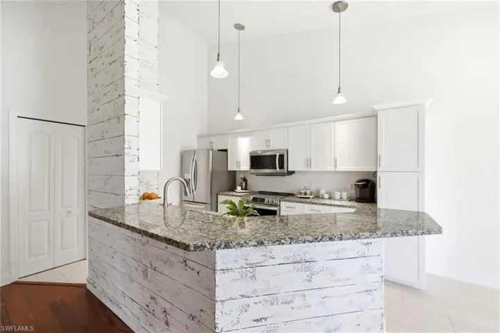 275  Cays  DR, Naples, FL 34114