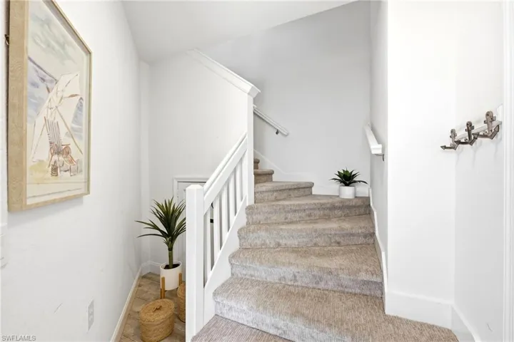 275  Cays  DR, Naples, FL 34114