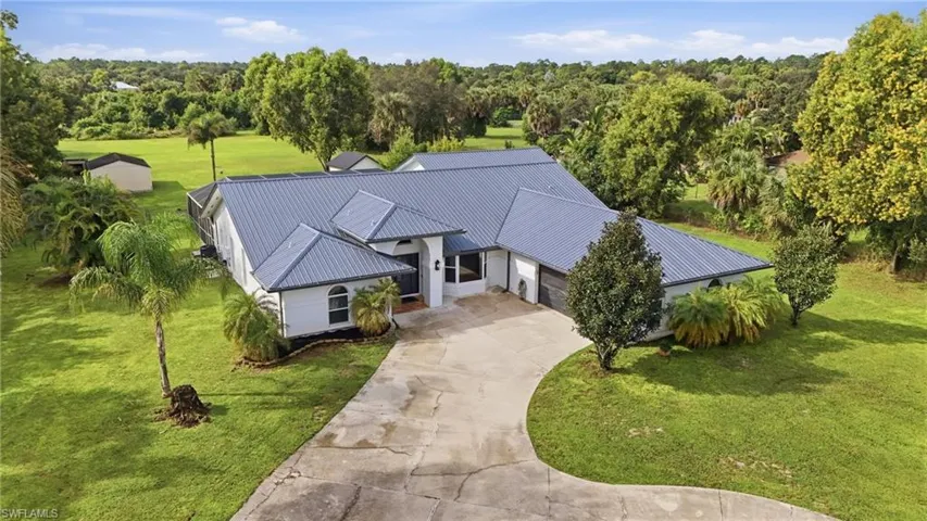 Circular Driveway easily accessible for guests