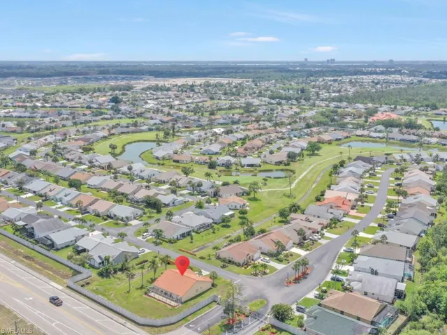 Bird's eye view featuring a residential view and a water view