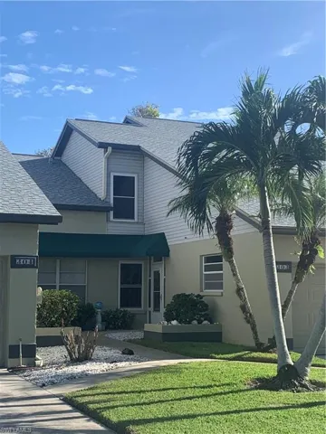 View of front of property featuring a front lawn