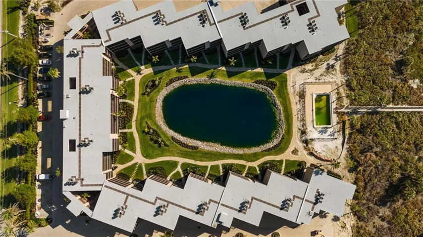 Bird's eye view of apartment complex / building and a nearby body of water
