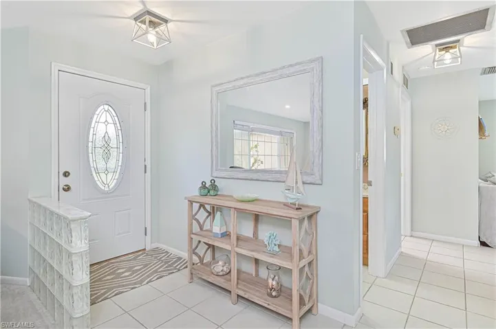 Foyer featuring light tile patterned floors and baseboards