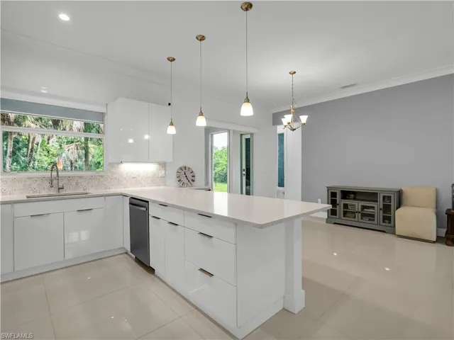 Kitchen with lighting fixture, soft close cabinets and breakfast bar