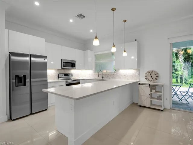 Kitchen with lighting fixture and breakfast bar