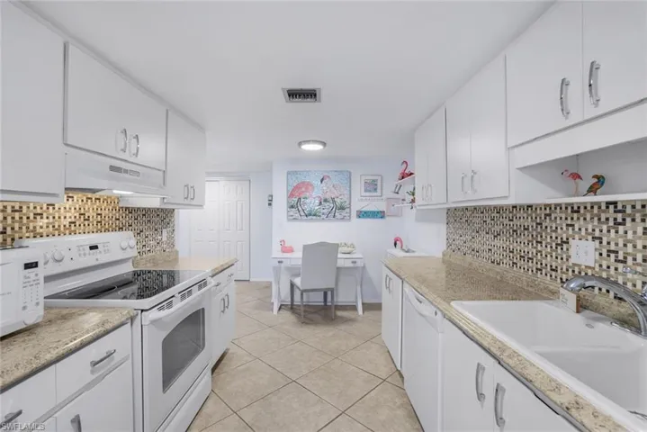 Lovely backsplash!