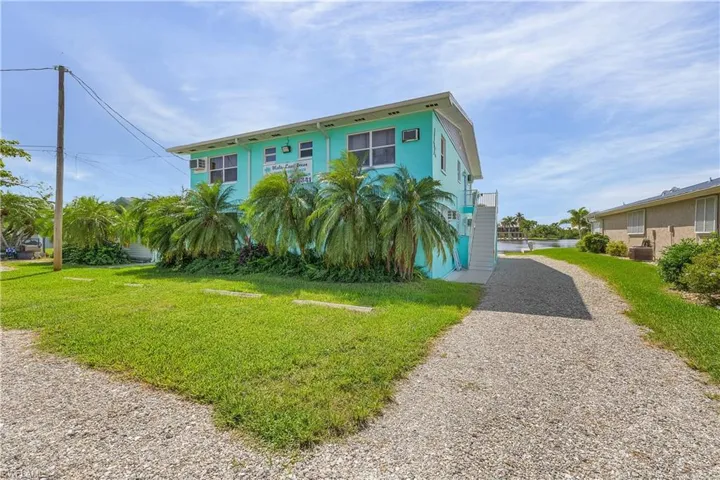 View of front facade featuring a front yard
