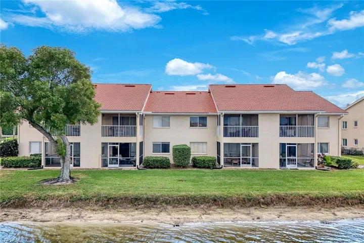7818  Emerald  CIR, Naples, FL 34109