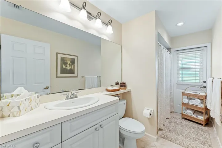 GUEST BATH WITH EXIT DOOR TO LANAI