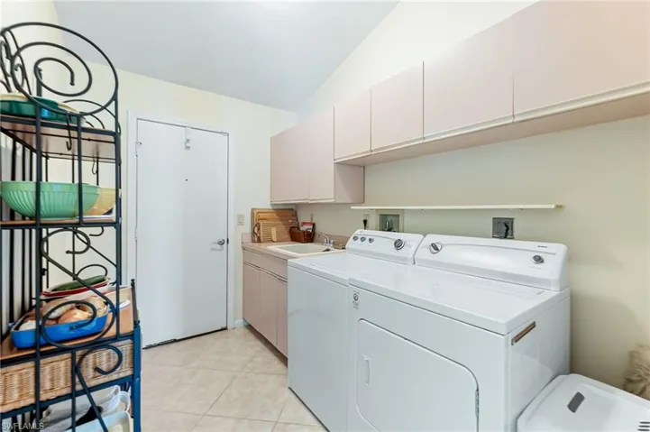 LAUNDRY WITH PANTRY