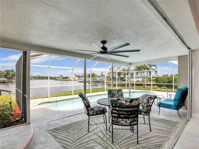 oversized lanai with extra seating
