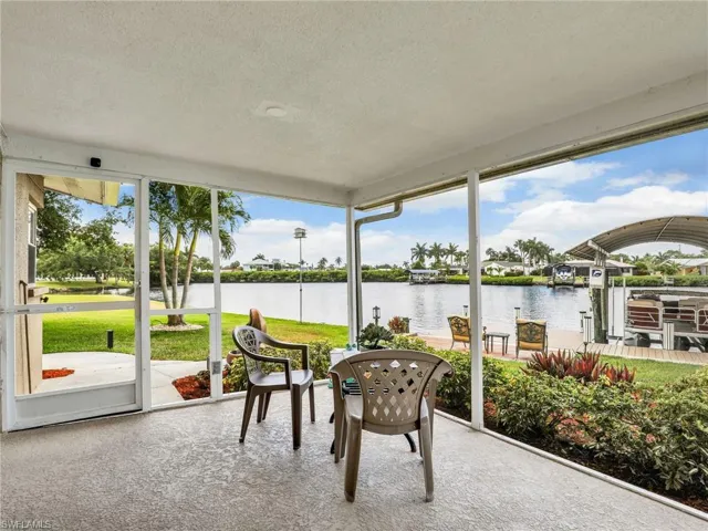 oversized lanai with extra seating