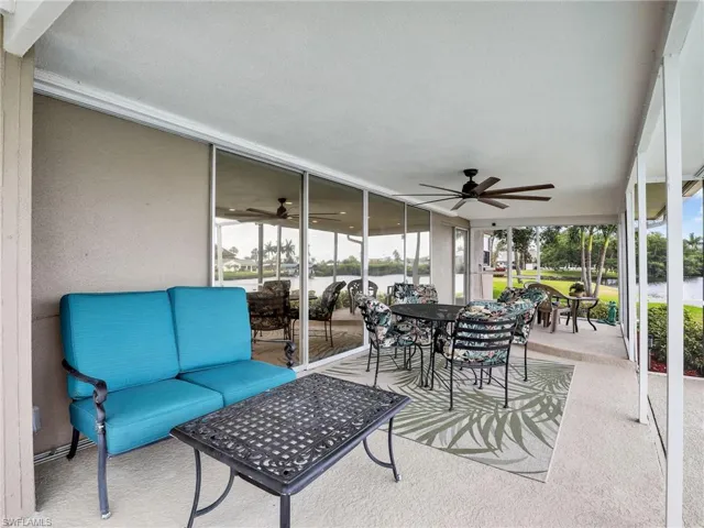 oversized lanai with extra seating