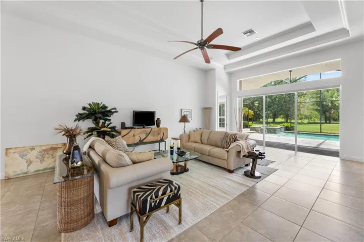 Great room w/direct lanai access