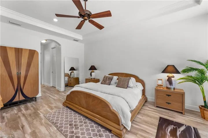 Master bedroom w/volume ceiling