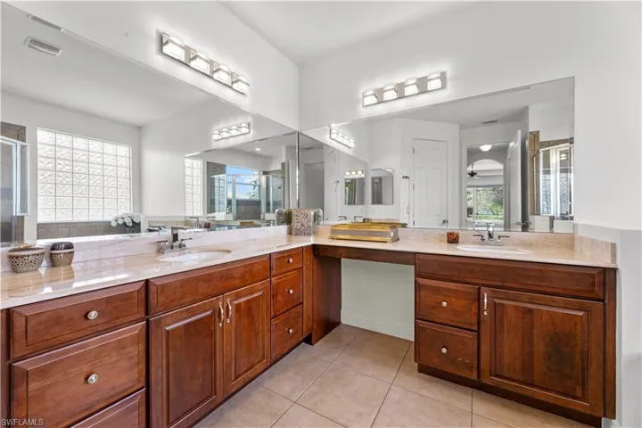 Master bath w/dual vanities