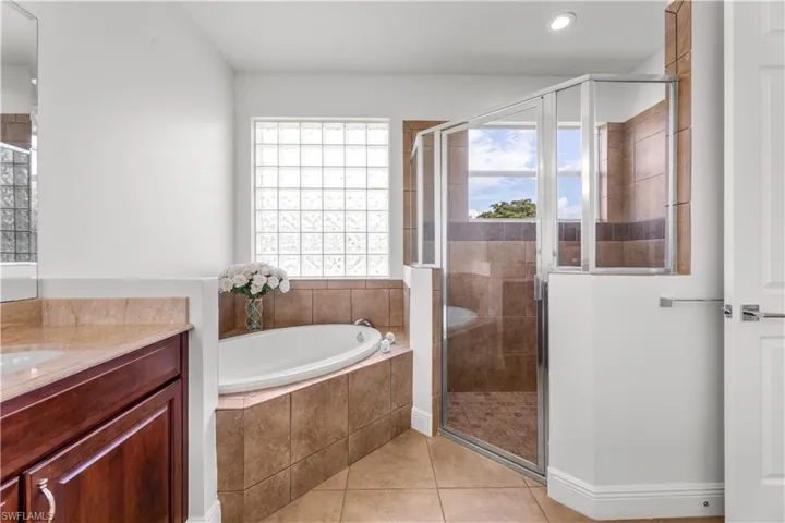 Master w/walk in shower and large garden tub