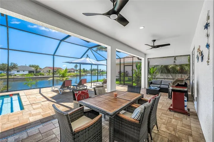 Pool deck, outdoor lounge area, view over the intersection