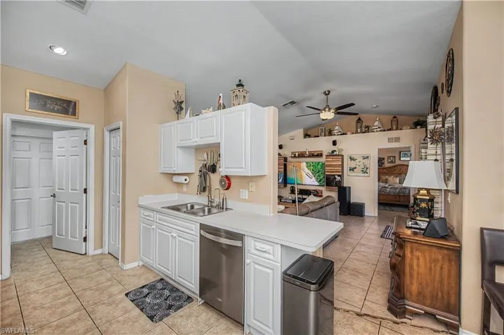 905 Ne 17th St, Cape Coral, Florida 33909