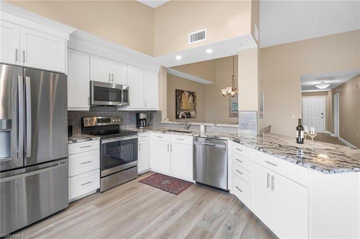 GOURMET KITCHEN WITH SPACE FOR EVERYONE!