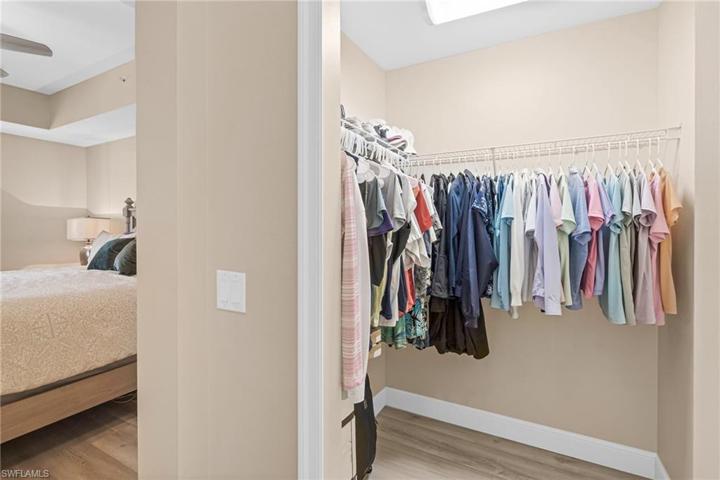 WALK IN CLOSET