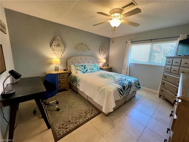 Cozy Bedroom w Desk