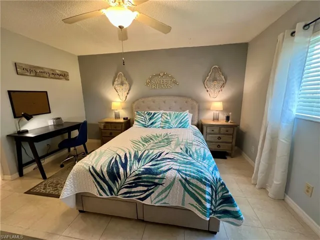 Master Bedroom w Queen Bed