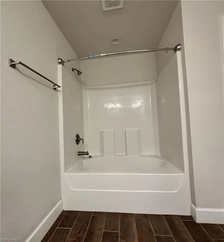 master large bathtub/shower combo