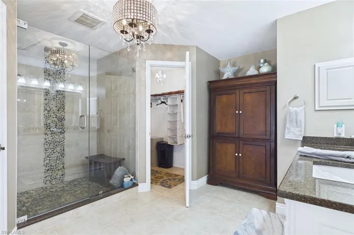 Look at the size of the shower