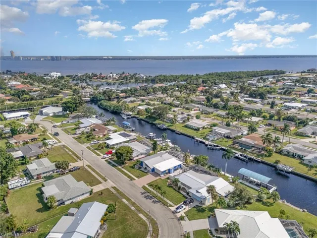 Minutes to the Caloosahatchee River and the Gulf - no bridges