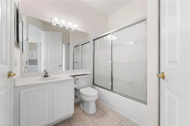 2nd full bathroom offers a shower/tub combination.