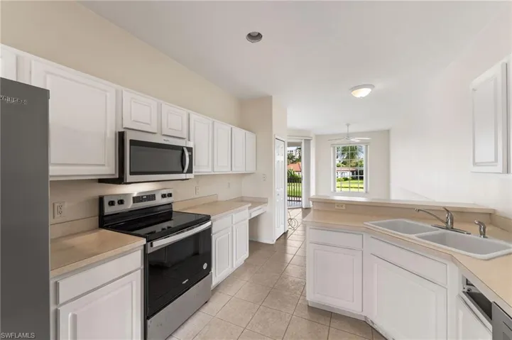 New stainless steel appliances. Great views of the lake and golf course from the kitchen and breakfast area.