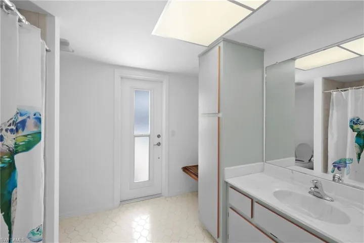 Guest bath to the pool tub shower combo