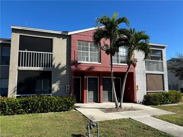 Multi unit property featuring a front yard